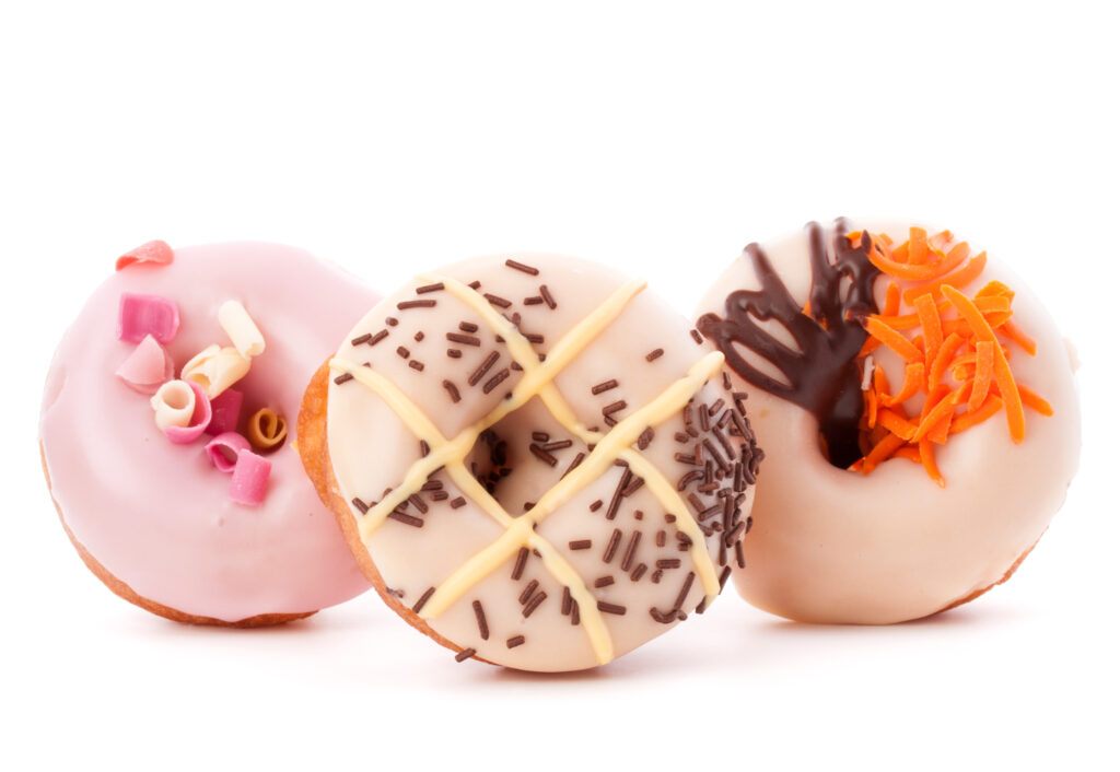 Ciambella isolata su sfondo bianco (immagine stock)